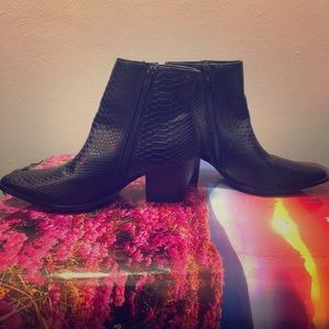 BLACK SNAKE POINTED TOE ANKLE BOOTIES